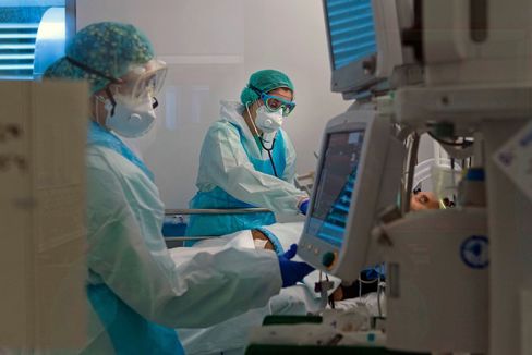 Un paciente con Covid-19 es atendido en la UCI temporal del hospital Germans Trias i Pujol de Badalona (Barcelona).