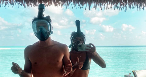 La pareja Olivia y Ral, en su resort de Maldivas.
