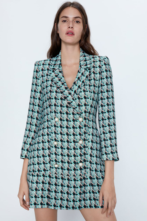 Chaqueta larga o minivestido de tweed de Zara. Su precio, 49,95 euros.