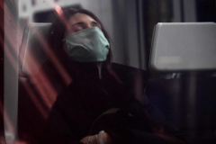 Una mujer con mascarilla para protegerse del coronavirus duerme en un tren de Cercanas en Madrid.