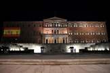 El parlamento griego muestra la bandera de Espaa en su fachada.