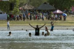 Personas asisten a un balneario en las afueras de Managua, este domingo.