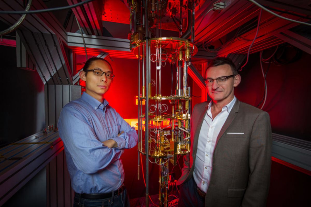 Henry Yang y Andrew Dzurak, del grupo de Sídney, junto a su ordenador cuántico.