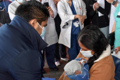 Yanira Soriano coge en brazos a su beb de 11 das por primera vez despus de salir del coma provocado por el coronavirus.