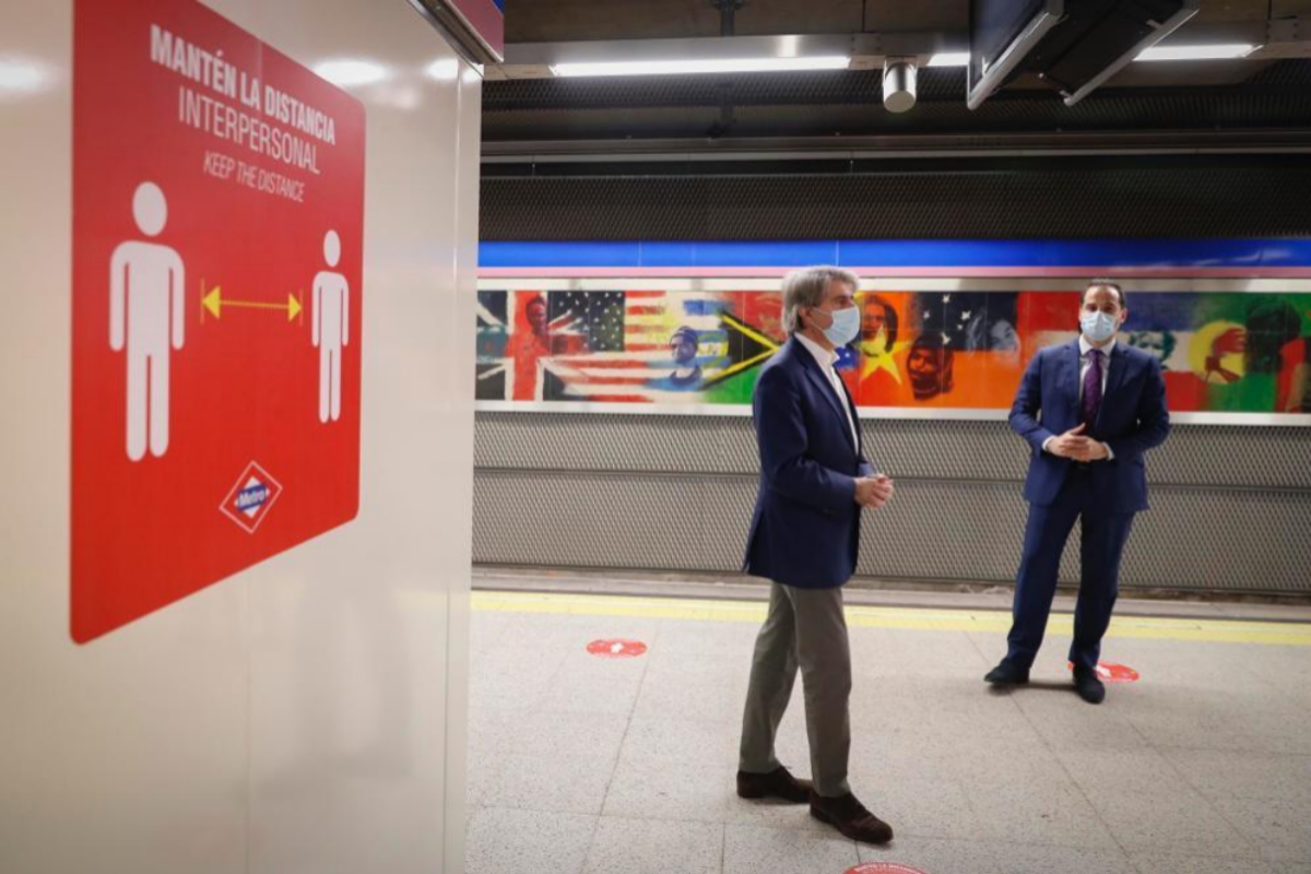 Metro de Madrid coloca pegatinas en los andenes marcando la ...