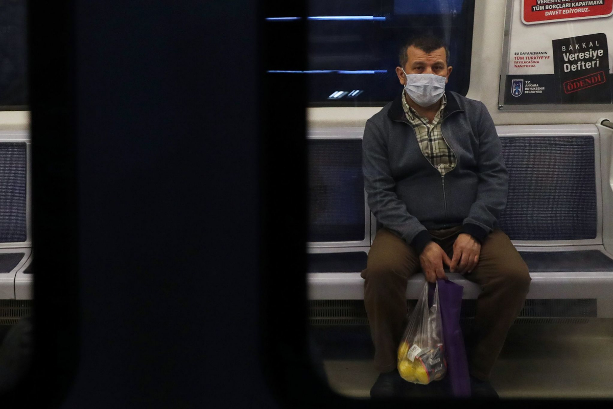 Un hombre con mascarilla en el metro de Ankara.