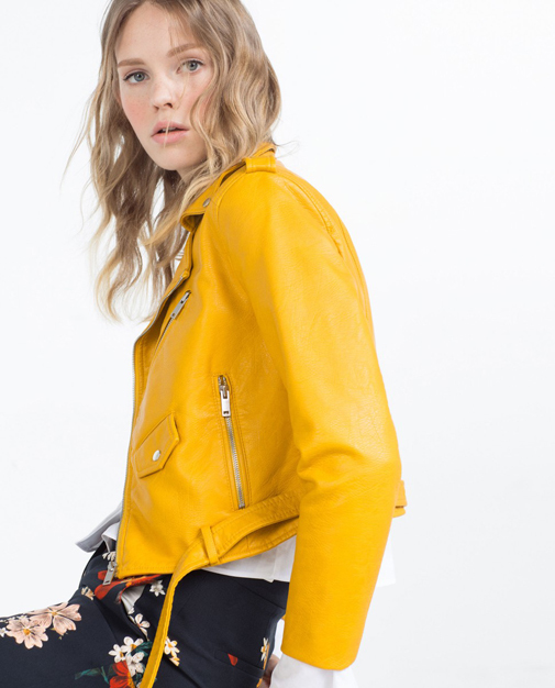 La biker amarilla de Zara fue la primera prenda viral en redes sociales. Foto: Zara