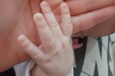 La mano del beb, con la de su padre, en una imagen cedida por la familia de la menor fallecida en Virgen de Valme (Sevilla) el 1 de abril.