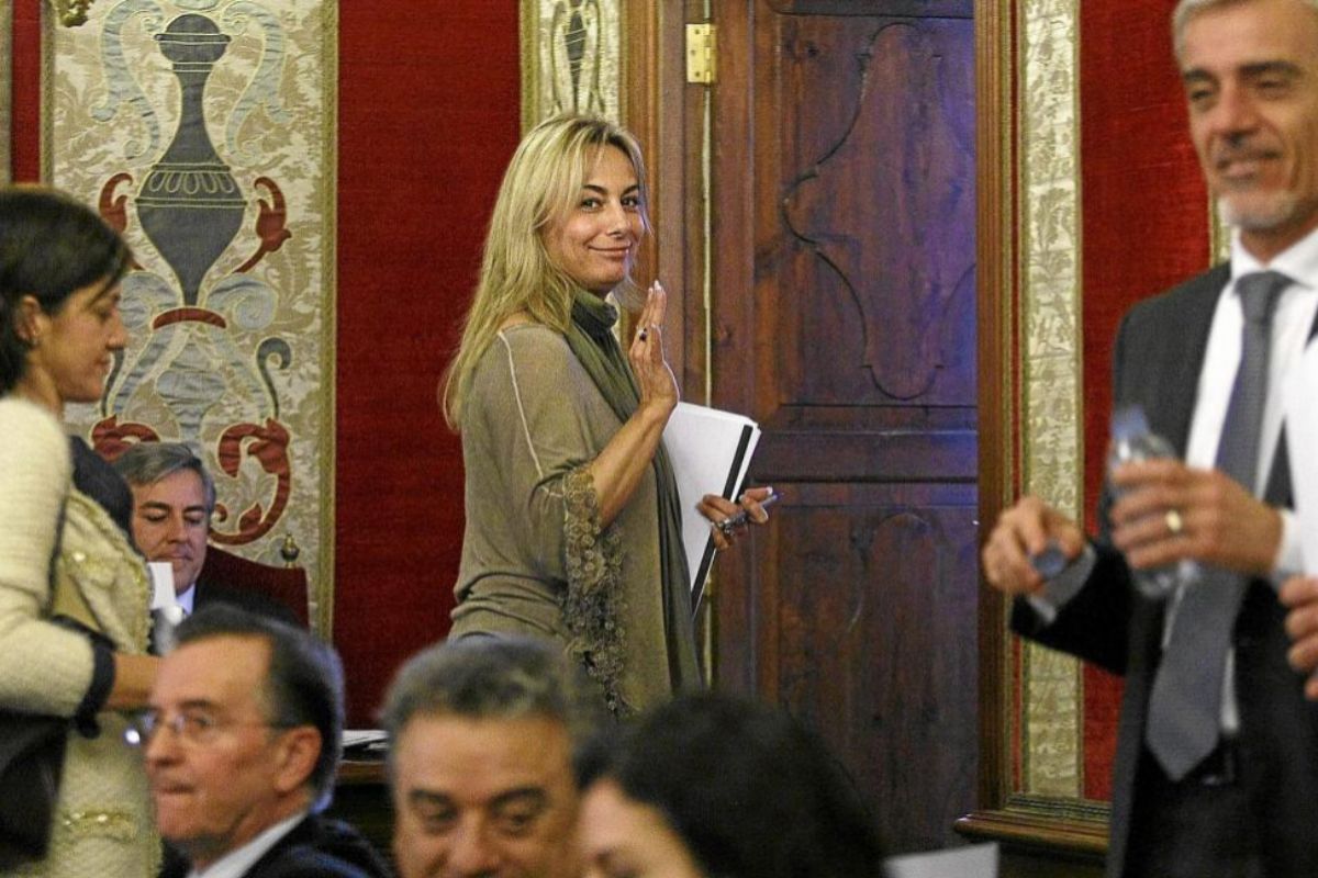 La ex alcaldesa de Alicante, Sonia castedo (PP), sal del ltimo pleno que presidi, en diciembre de 2014.