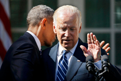 Joe Biden rrecibe el abrazo de Barack Obama en 2015 tras anunciar que no sera candidato.