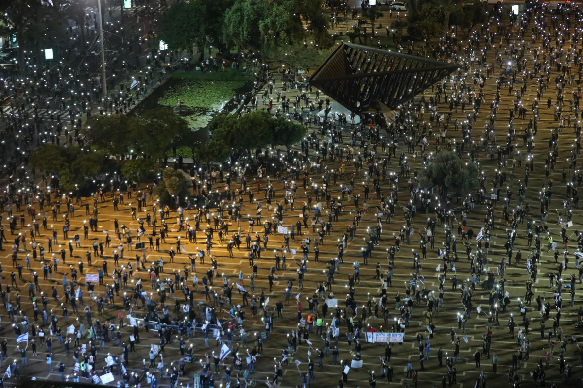 Con mascarilla y respetando la distancia social: miles de personas ...