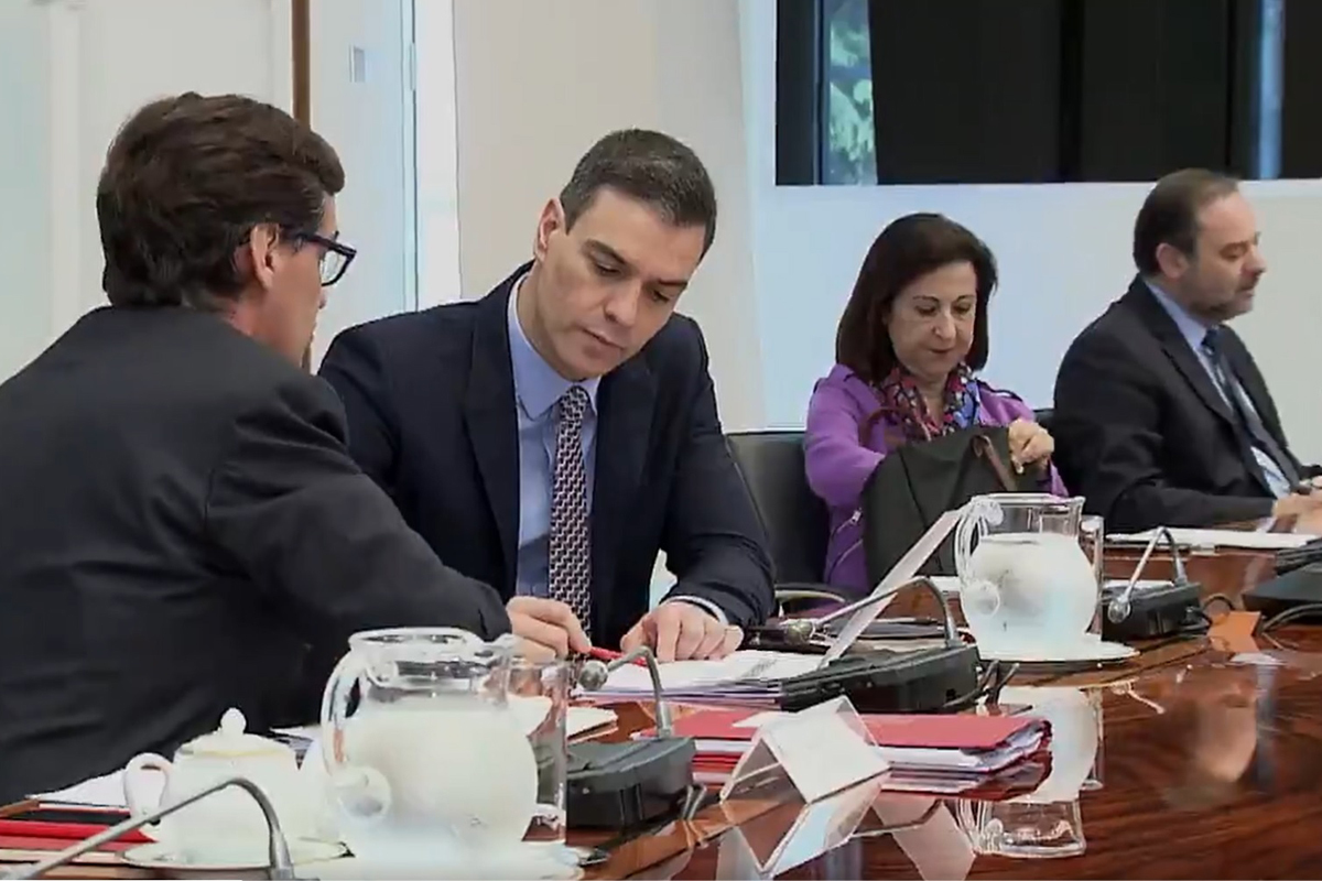 El presidente del Gobierno, Pedro Snchez, habla con el ministro Savador Illa, este domingo, en La Moncloa.