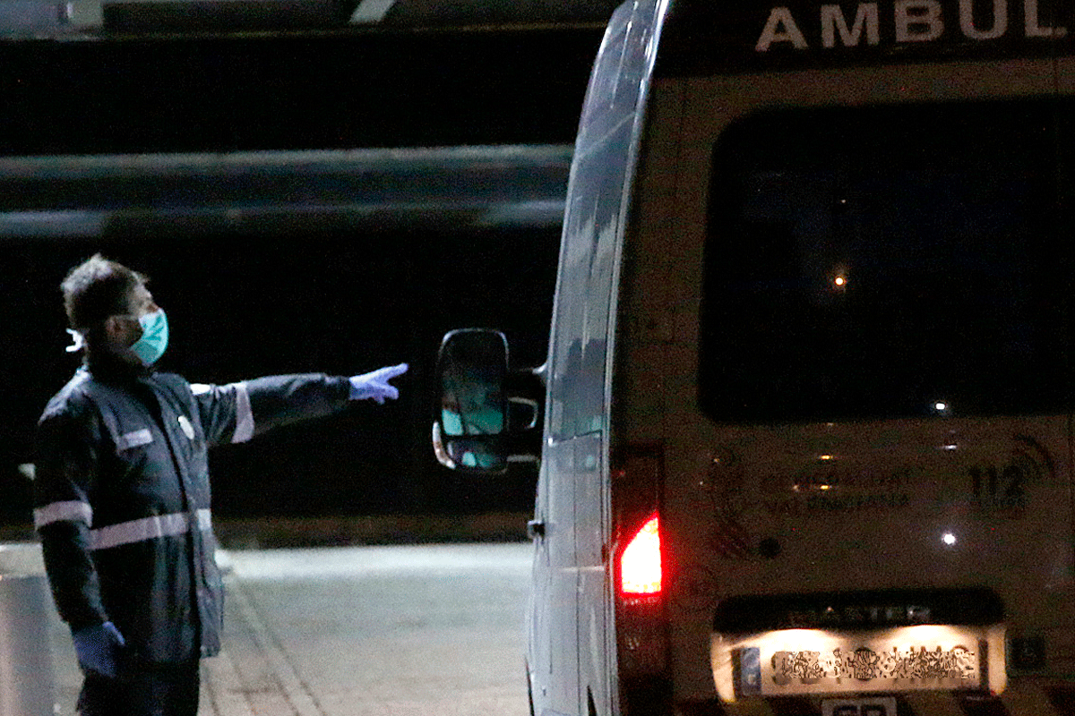 Un vigilante de seguridad protegido con mascarilla y guantes.