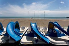 Barcas de pedales en la playa cerrada de Playamar, en Torremolinos.