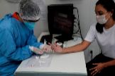 Una mujer se somete a un test de coronavirus en Niteri, ciudad vecina a Ro de Janeiro (Brasil).