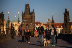 Una pareja pasea con mascarilla, en Praga.