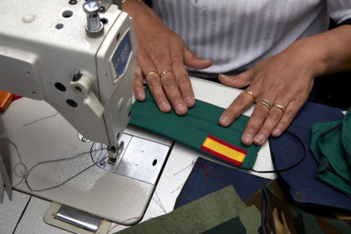 Silvia Buenao, en la mquina de coser.