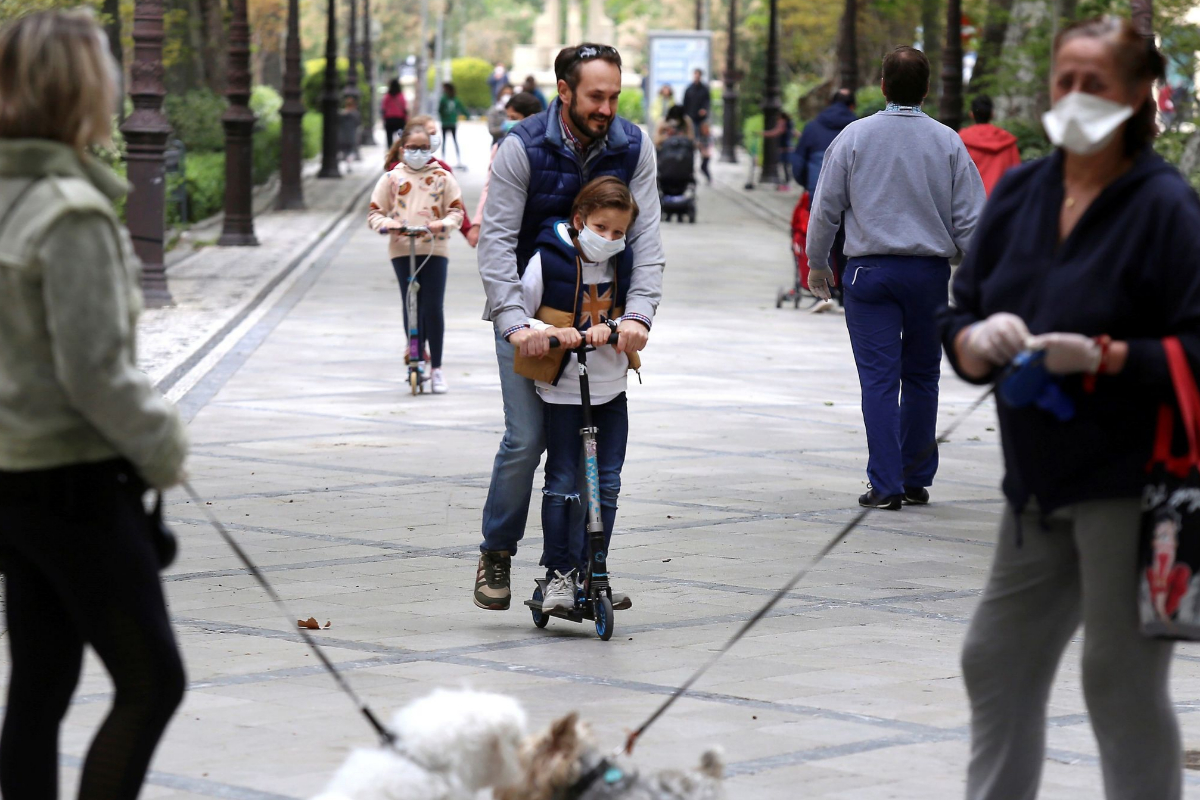 Varias familias pasean con sus hijos y mascotas en Granada este domingo.