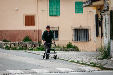 Un anciano con un andador en una calle del pueblo de Torrelaguna (Madrid).