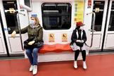 Dos mujeres en el metro de Miln guardan la distancia de seguridad