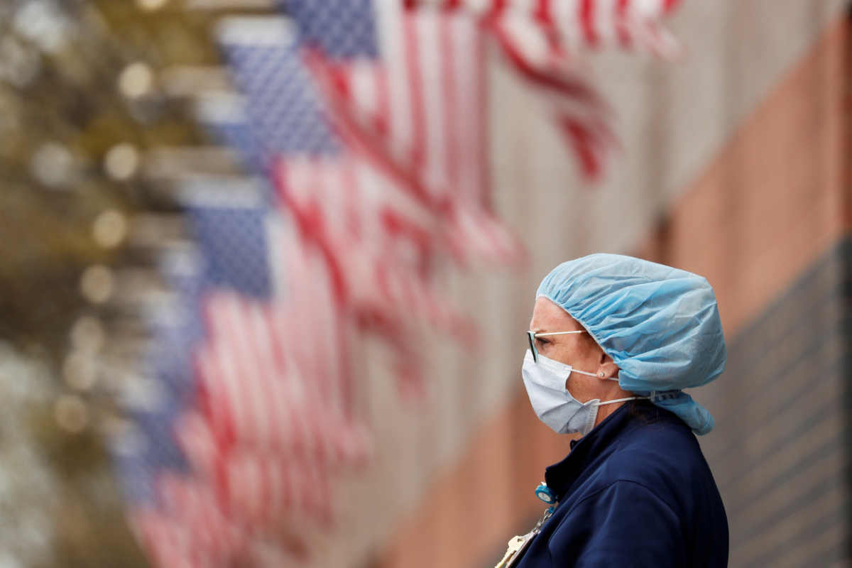 Una enfermera frente al hospital Elmhurst, en Nueva York.