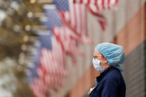 Una enfermera frente al hospital Elmhurst, en Nueva York.