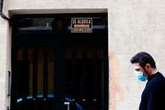 Un joven pasa ayer frente a un cartel de 'Se Alquila' en el centro de Madrid