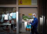 Un hombre con mascarilla pasa por delante de una oficina de empleo en Pamplona.