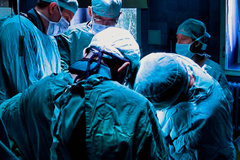 Un equipo de cirujanos realiza una intervencin.