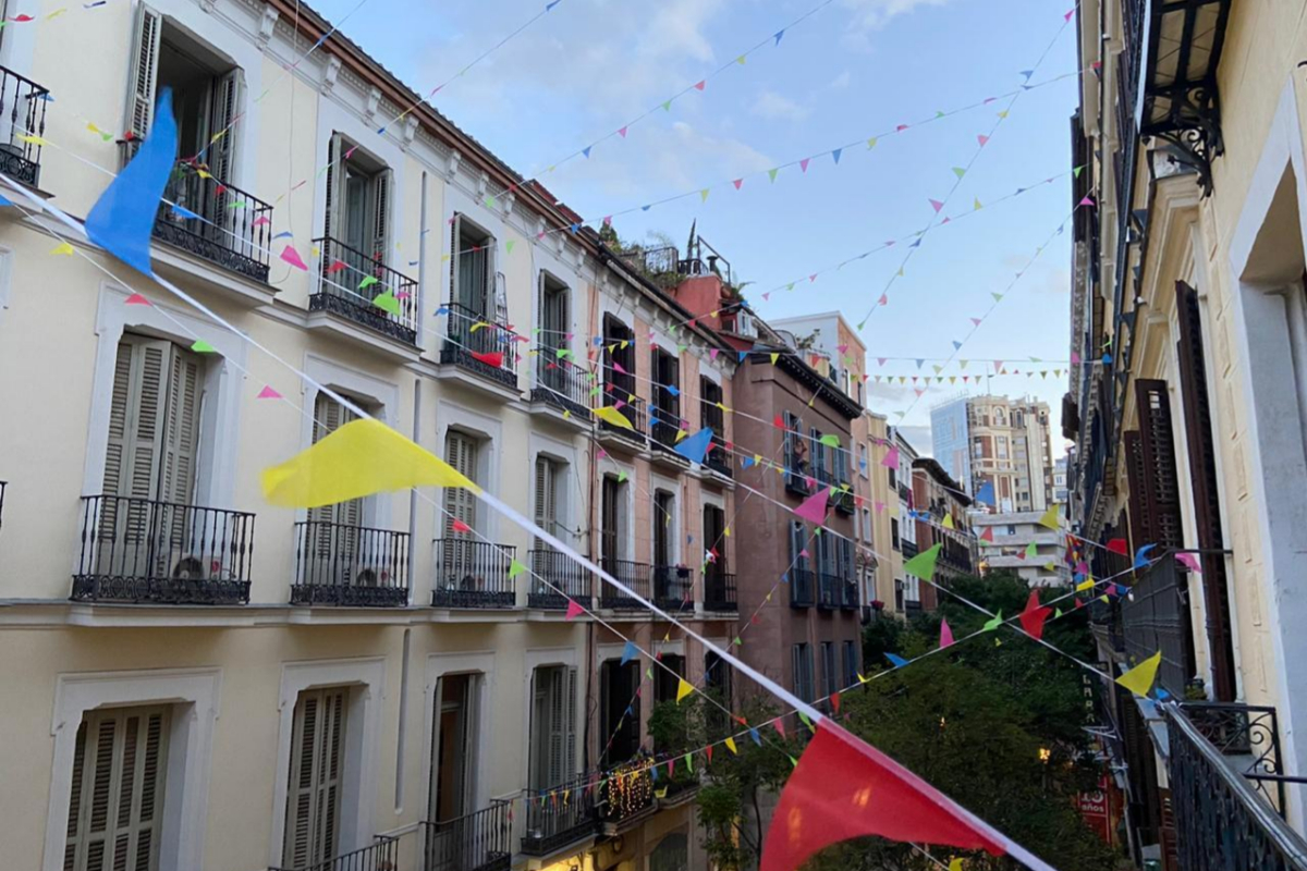 La calle Corredera Baja engalanada con banderines estos das.