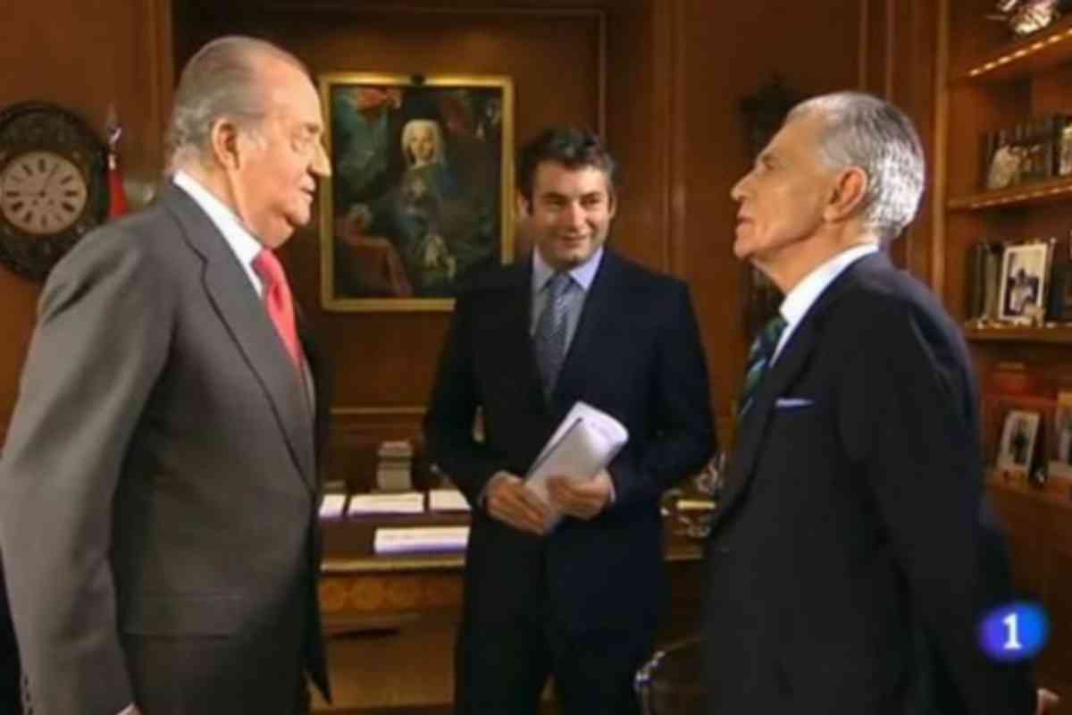 El Rey Juan Carlos, junto a Jess Hermida y Julio Somoano, entones director de informativos de TVE.