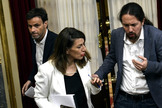 El lder de Podemos, Pablo Iglesias (dcha.), habla con la ministra de Trabajo, Yolanda Daz, en presencia del diputado Jaume Asens, antes de la crisis del coronavirus.