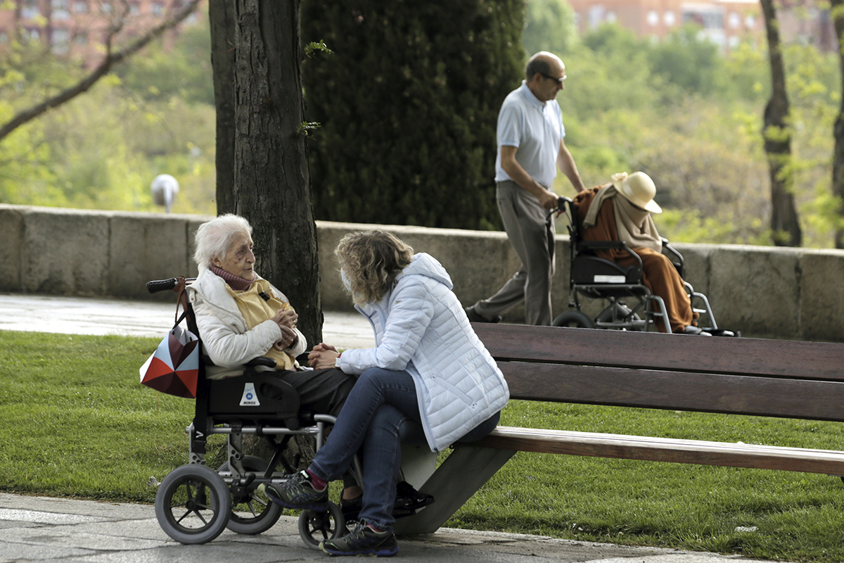 Personas mayores en sillas de rueda pasean, este sbado, en Madrid.