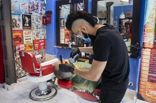 Un peluquero en una barbera.