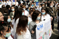 La presidenta de la Comunidad de Madrid, Isabel Daz Ayuso, rodeada de sanitarios, en la clausura del hospital provisional de Ifema.