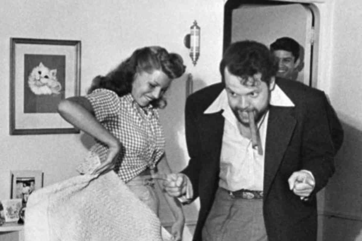 Rita Hayworth, jugando a que torea a su marido, Orson Welles.