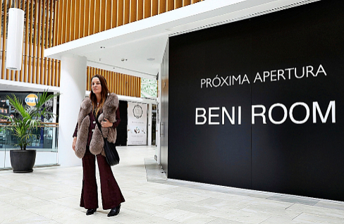 Beatriz Nicols ante su tienda 'Beni Room' en obras, en Madrid.