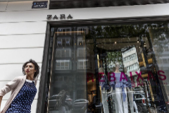 Tienda de Zara en la calle de Jun Florez, en A Corua, una de las que abre a partir de maana