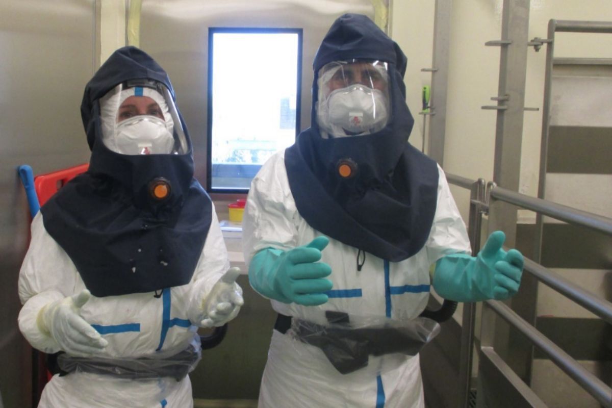 Los investigadores se protegen con estos trajes antes de tratar con animales expuestos a virus