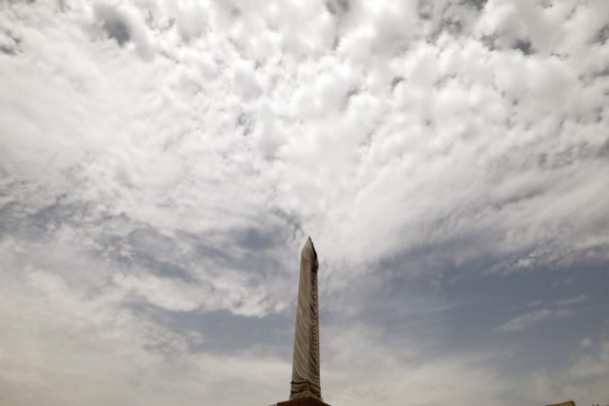 Imagen del obelisco trasladado a la plaza Tahrir desde Luxor.