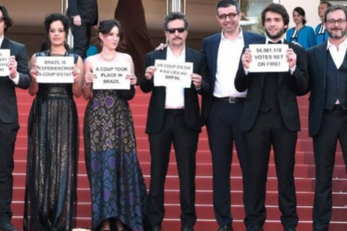 Kleber Mendona en el centro de la imagen en un acto de protesta en Cannes.
