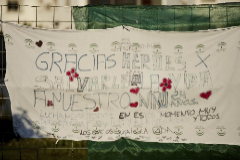 Una sbana con agradecimientos a los sanitarios del hospital Virgen Macarena por su labor frente al coronavirus.