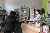 Una ciudadana recoge una mascarilla en una farmacia de Madrid
