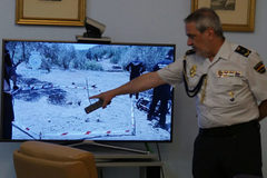 Un responsable de la Polica Nacional en Jan seala en una imagen el lugar donde se hall el cadver.