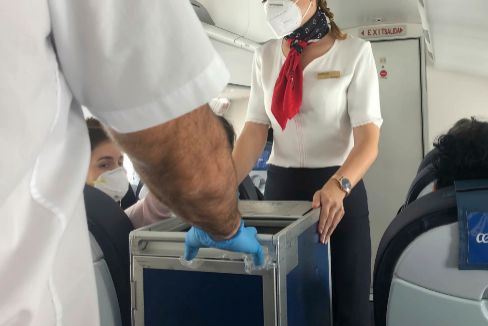 Azafata y pasajeros con mascarilla a bordo de un vuelo de Air Europa a Malloca.