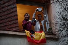 GRAF6060. MADRID (ESPAA).- Dos vecinas del madrileo barrio de Salamanca se manifiestan desde una ventana con una " lt;HIT gt;cacerolada lt;/HIT gt;" contra el Gobierno por la gestin en la crisis del coronavirus, este viernes en Madrid.