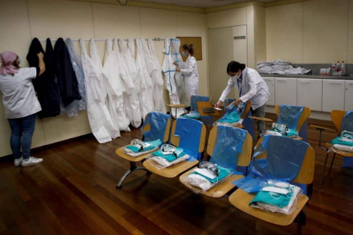 Sanitarios de un centro de salud de Barcelona preparan el material para las visitas a domicilio.