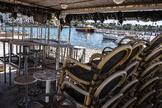 Mesas apiladas en un restaurante cerrado en la playa mallorquina de Porto Petro.