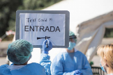 Sanitarios preparan una carpa de tests rpidos en Ciutadella, Menorca.
