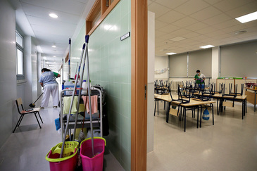 Empleadas de servicios de limpieza acondicionan un colegio de Valencia.